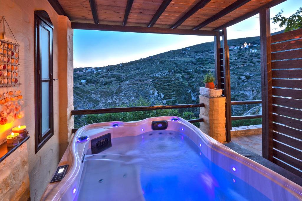 bañera en una habitación con vistas en Fimaira, en Ermoupoli