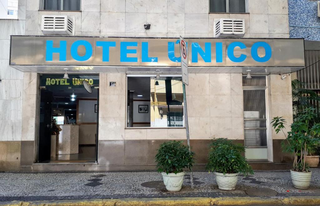 einen Hoteleingang mit zwei Topfpflanzen davor in der Unterkunft Hotel Único in Rio de Janeiro