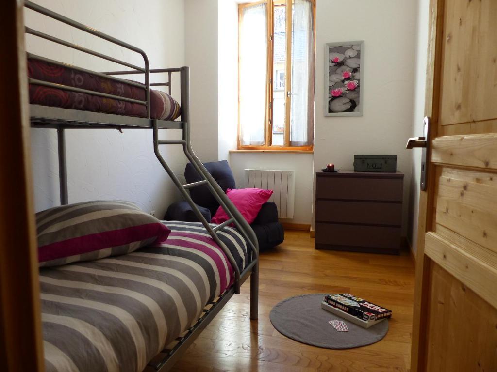sypialnia z łóżkiem piętrowym i dywanem na podłodze w obiekcie Gite de l'Amistat w mieście Vicdessos