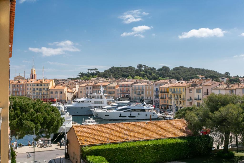 uma vista para um porto com barcos em uma cidade em Maison d'Orange - Port em Saint-Tropez