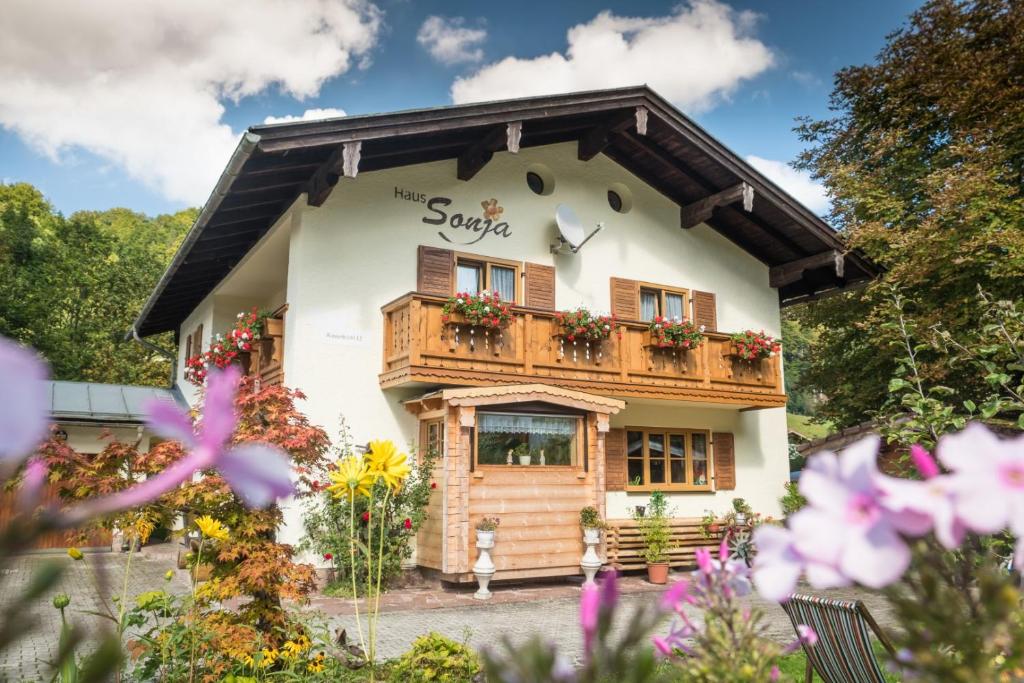 ein Haus mit Blumen davor in der Unterkunft Ferienwohnung Haus Sonja in Ramsau bei Berchtesgaden