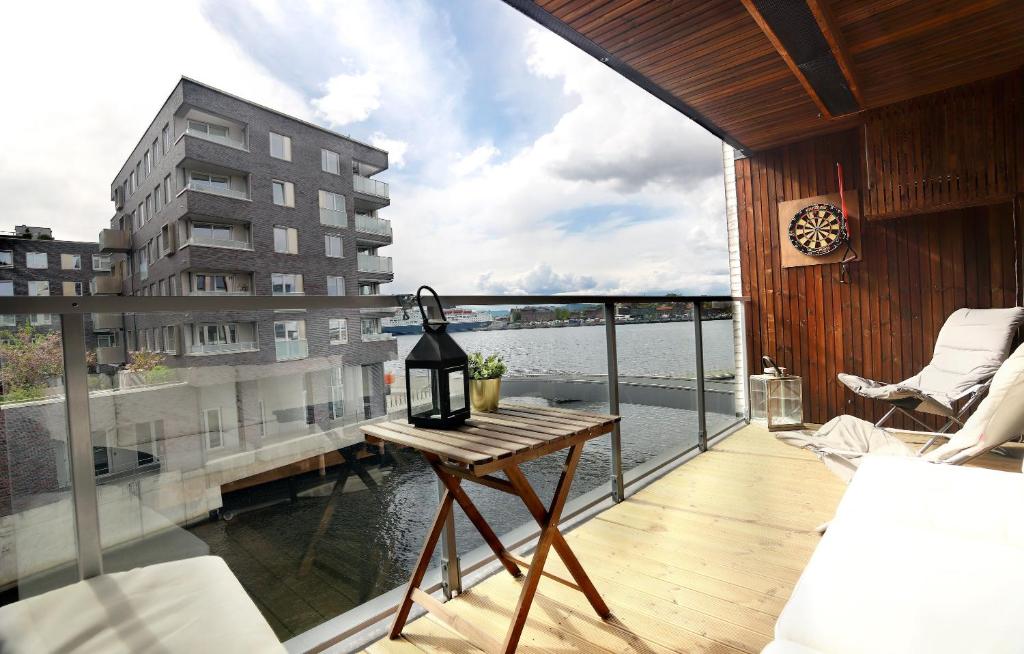 uma varanda com uma mesa e vista para a água em City center Oslo, Luxury Sørenga with sea view, 2 toilet, 2bedrooms em Oslo