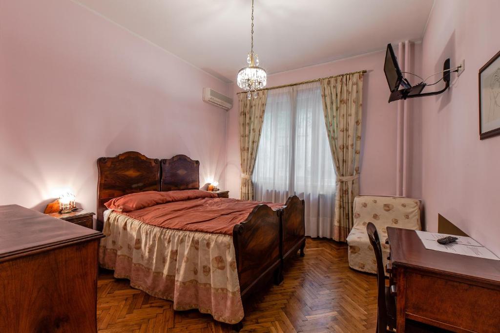 sypialnia z dużym łóżkiem i oknem w obiekcie Casa Ferrari Bed & Breakfast w mieście Sofia