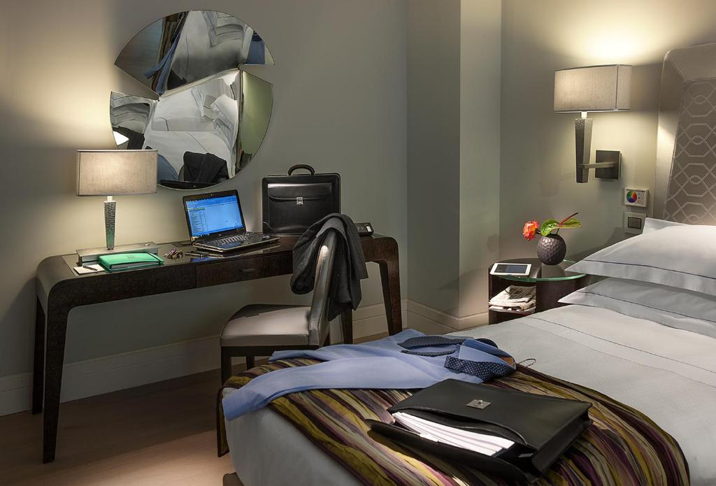 Llit o llits en una habitació de Hotel Cavour