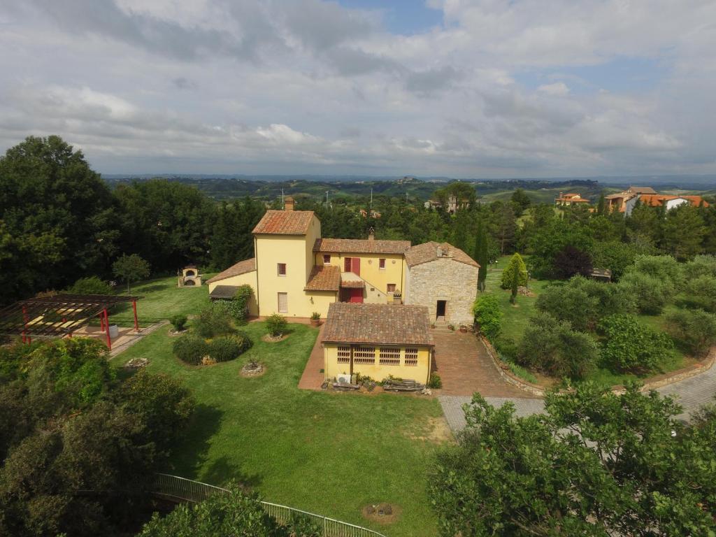 widok z góry na dom na zielonym polu w obiekcie San Martin del Colle Holiday Home w mieście Casciana Terme