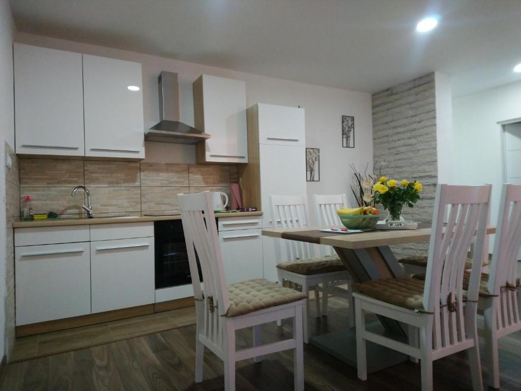 Kuchyň nebo kuchyňský kout v ubytování Apartman Danijela