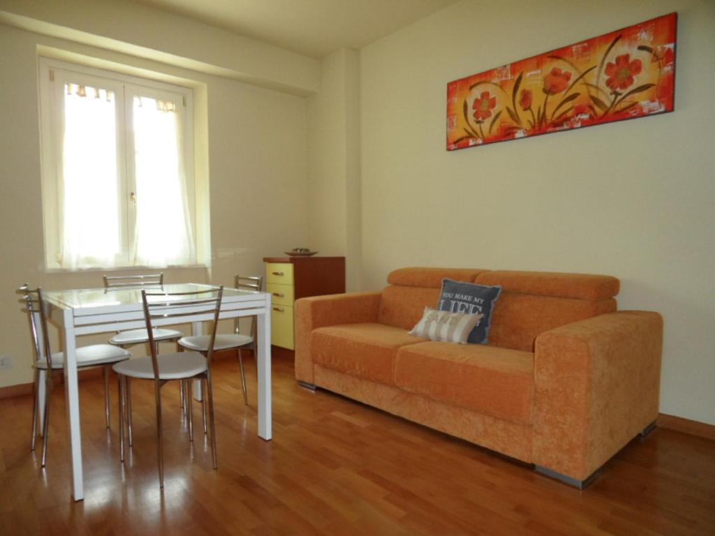 uma sala de estar com um sofá e uma mesa em Casetta, 54 em Sirolo