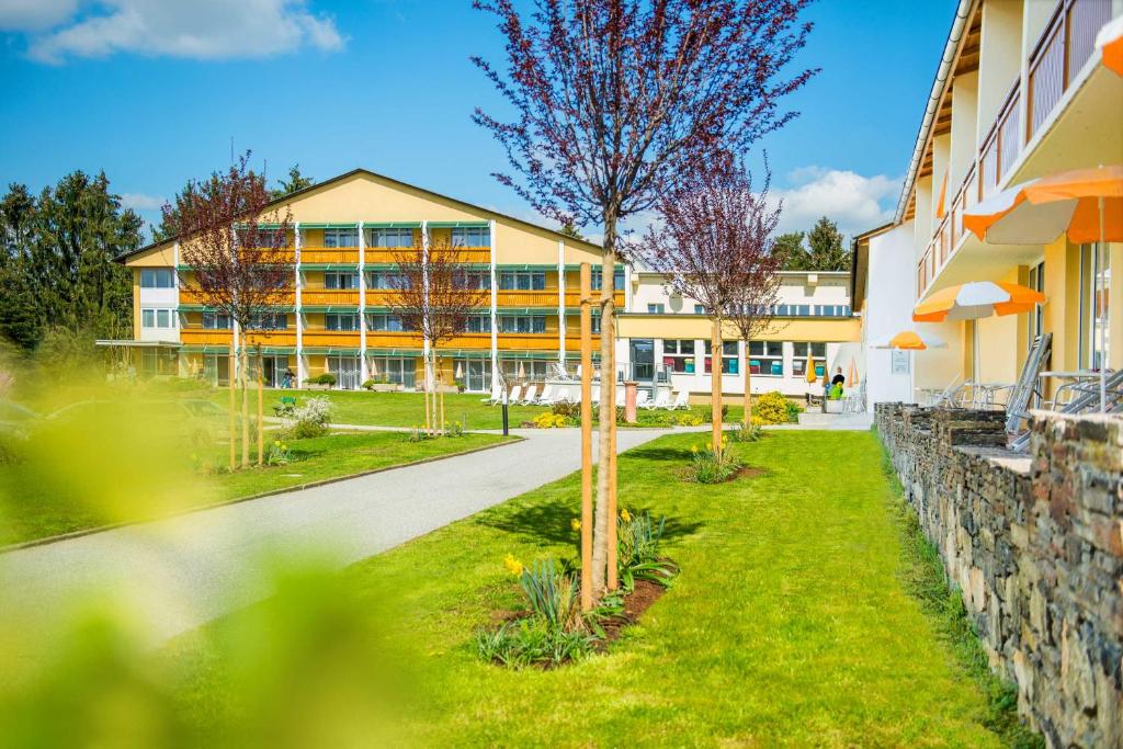 ein Gebäude vor einem Gebäude in der Unterkunft Hotel Steirerrast in Kaindorf