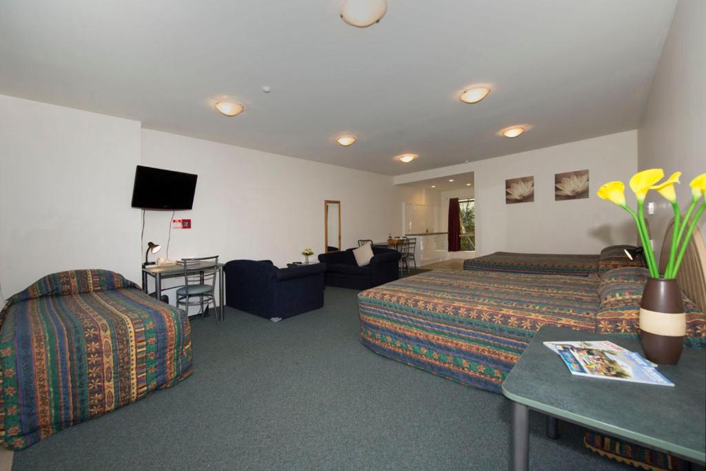 TV a/nebo společenská místnost v ubytování Lake Point Motel