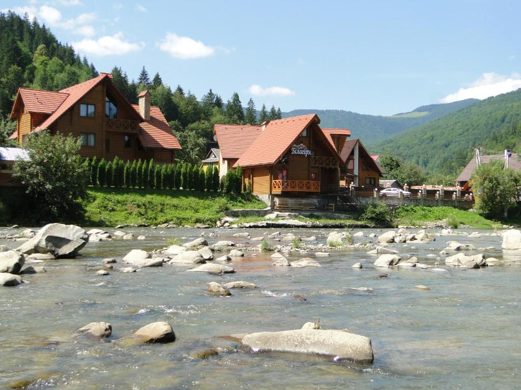 un fiume con rocce di fronte a una tenuta di Villa Bilogirya a Jaremče