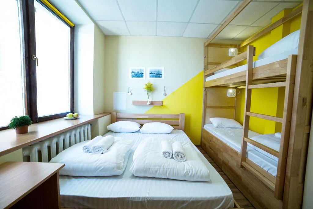 DREAM Hostel Poltava في بولتافا: سريرين في غرفة بسريرين بطابقين