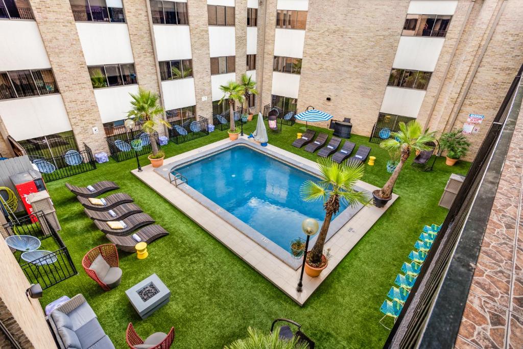 Riverwalk Plaza Hotel - Housity