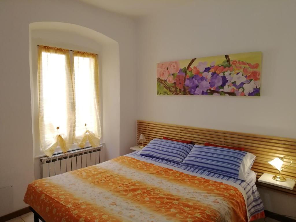 a bedroom with a bed and a painting on the wall at Riva Trigoso Mare in Sestri Levante
