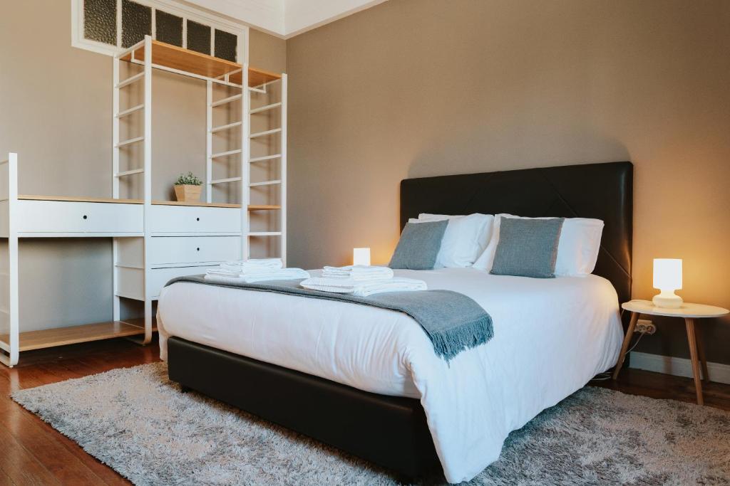 1 dormitorio con 1 cama grande y vestidor en Five Seven Nine Apartments, en Oporto