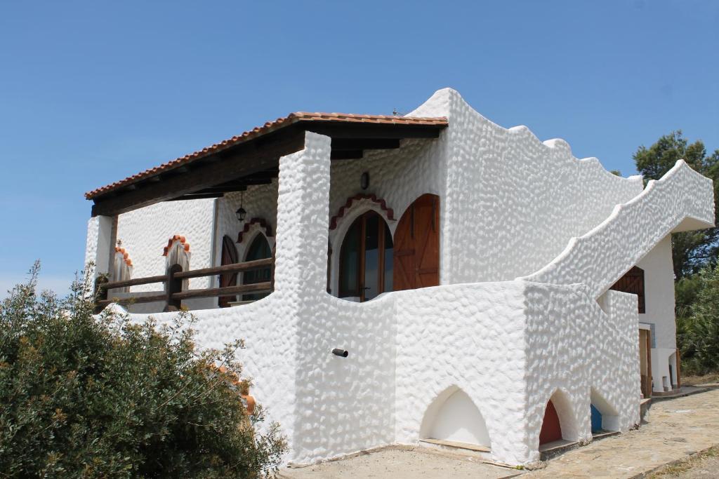 una casa blanca con una cabra en el balcón en La Calla Bianca, en Torre dei Corsari