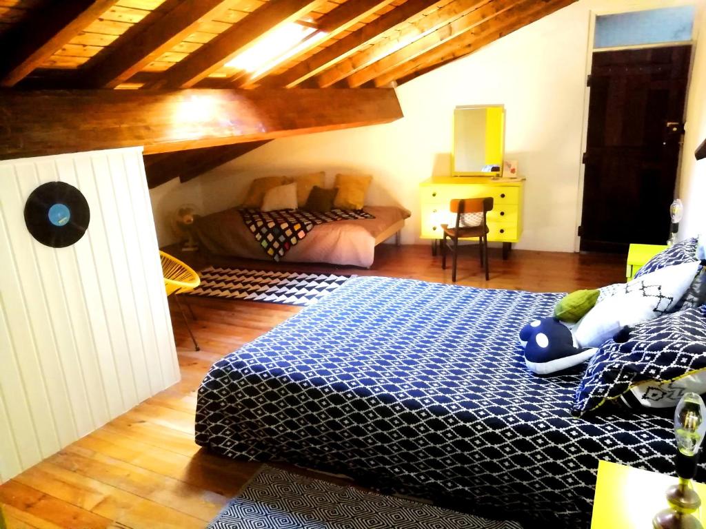 een slaapkamer met een bed in een kamer met houten vloeren bij Casa do Pátio- Bed & Breakfast- City Center in Portalegre