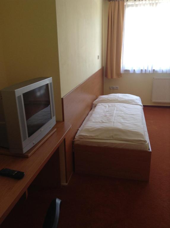 TV a/nebo společenská místnost v ubytování Hotel YORK