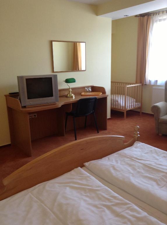 TV a/nebo společenská místnost v ubytování Hotel YORK