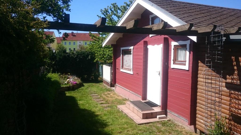 un cobertizo rojo al lado de una casa en Sann/ Michaelis en Waren