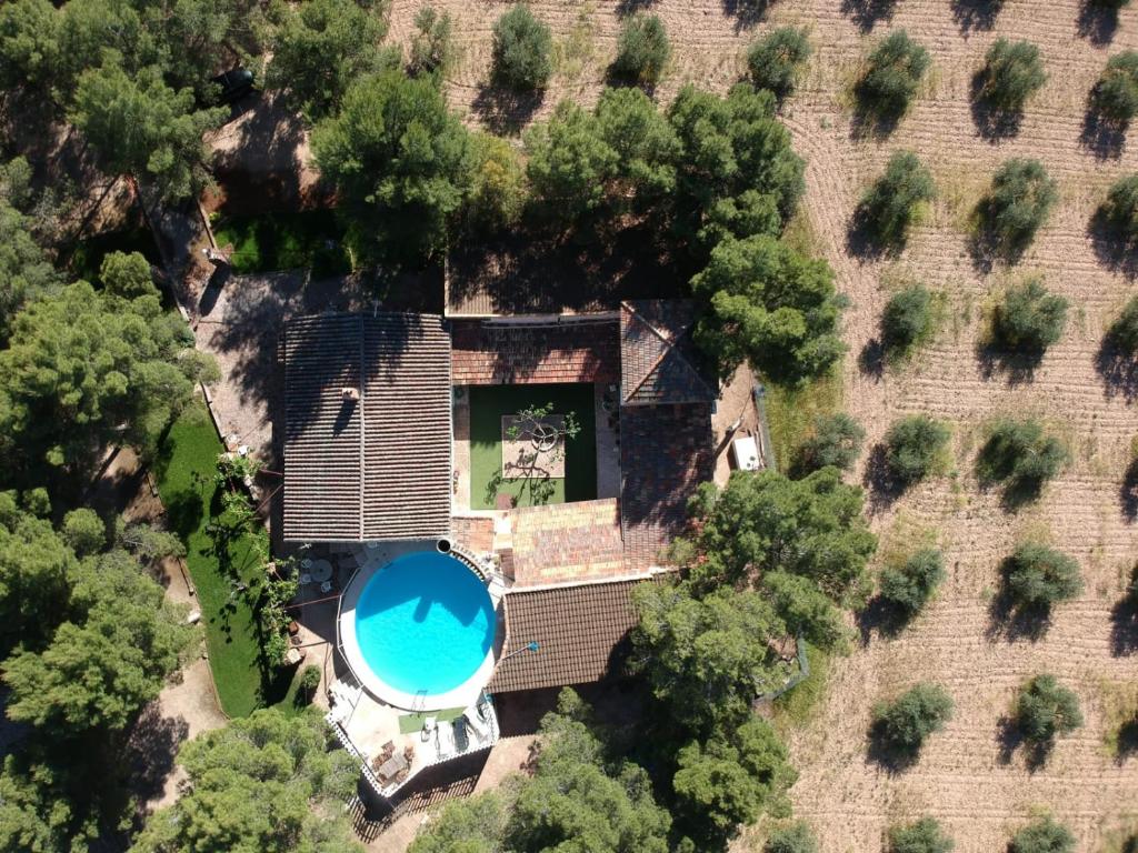 an aerial view of a house with a swimming pool at Apartamentos Rurales Las Caleras in Almagro