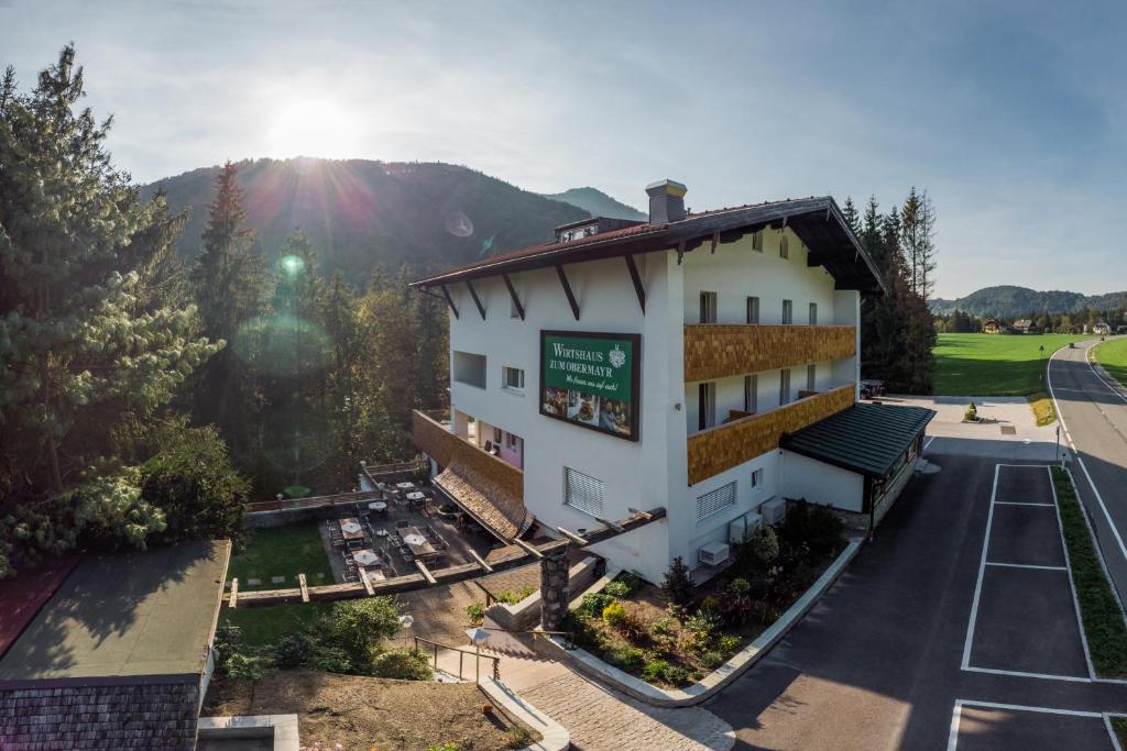 una vista aerea di un hotel con parcheggio di Hotel Obermayr a Ebenau