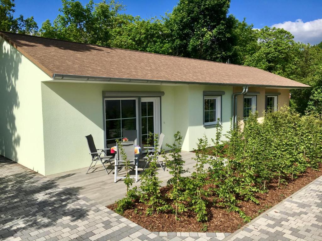 een klein wit huis met een patio bij Ferienhaus Berlin in Blankenfelde