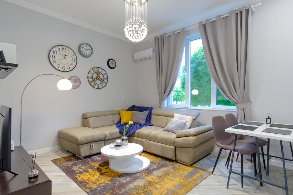 sala de estar con sofá y mesa en The Olive Green House, en Burgas