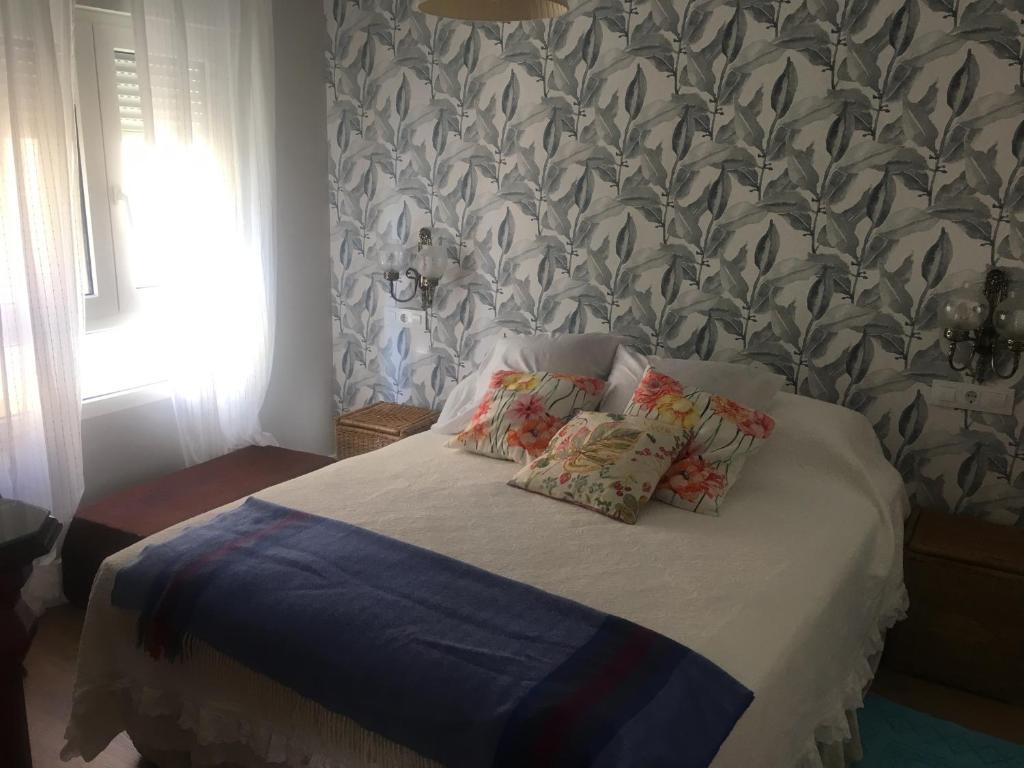 łóżko z dwoma poduszkami w sypialni w obiekcie Piso de lujo a estrenar w Kadyksie