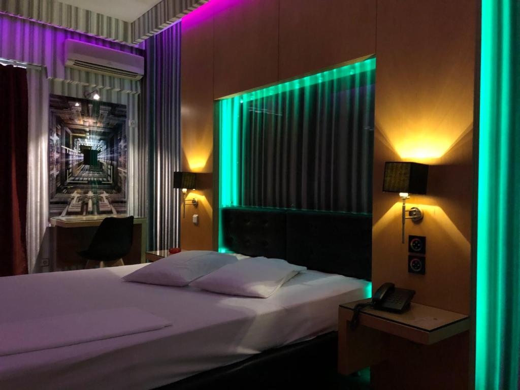 Postel nebo postele na pokoji v ubytování Olympic Hotel