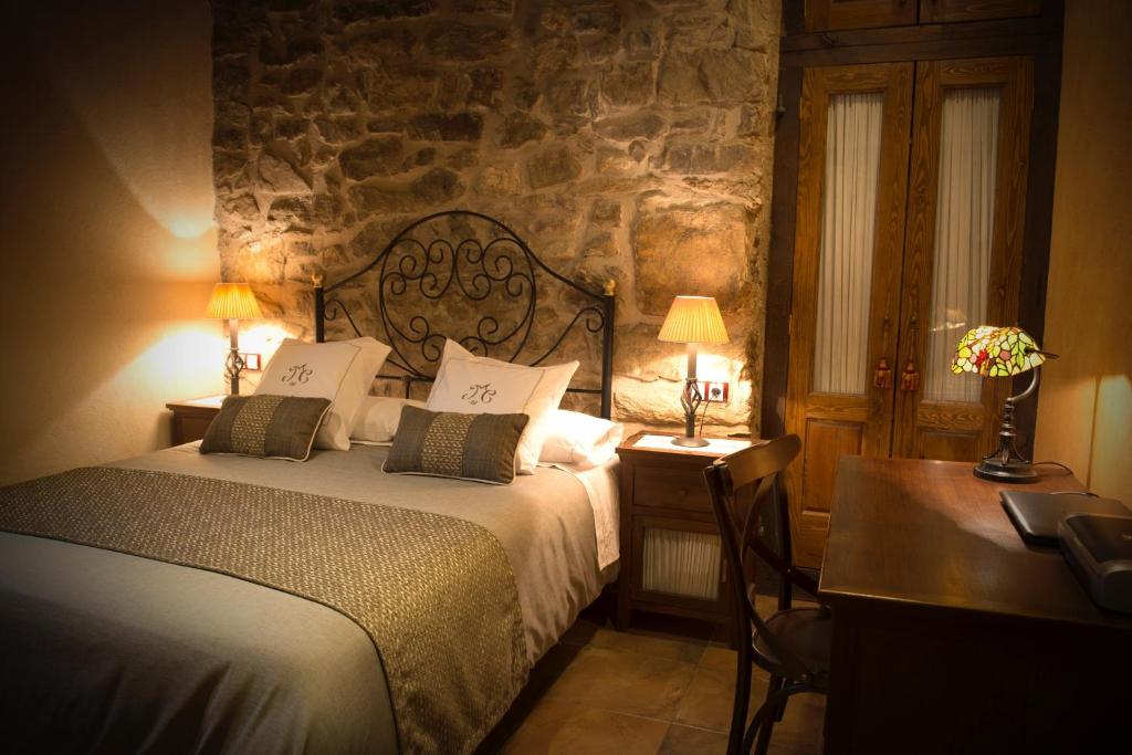Postel nebo postele na pokoji v ubytování La Casassa de Ribes