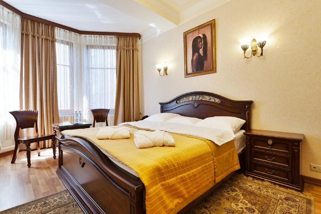 Кровать или кровати в номере Джентэльон Отель