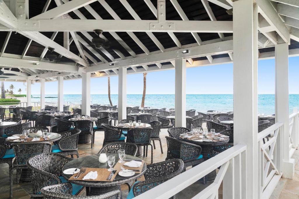 Un restaurante u otro lugar para comer en Dreams Rose Hall All-Inclusive Resort & Spa