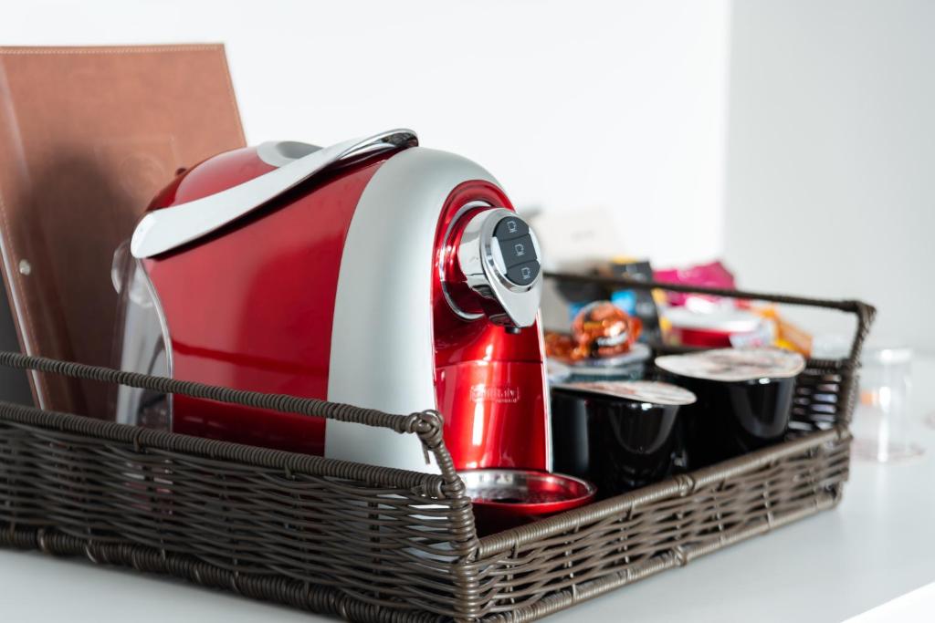 a red and white toaster sitting in a basket at Comfort Suítes Vitória in Vitória