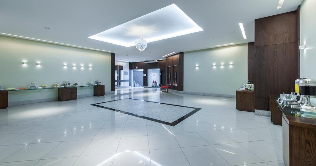 a large lobby with a large white tile floor at Comfort Suítes Vitória in Vitória