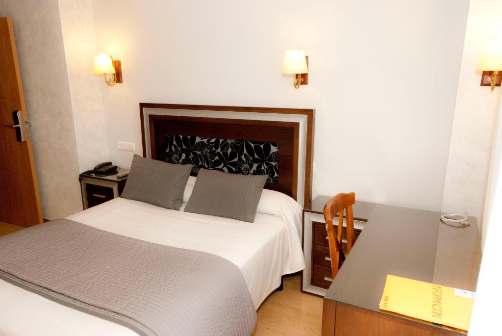 Cama o camas de una habitación en Abadía Burgos Camino Santiago