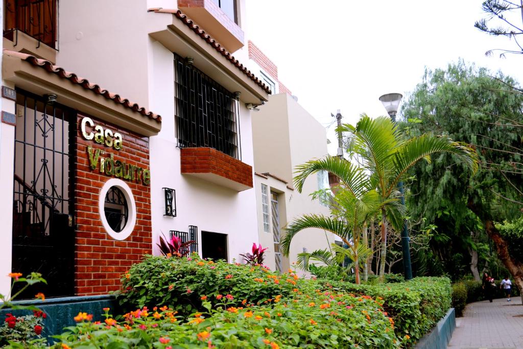 un edificio con un cartel en el costado en Alo Jate - Casa Vidaurre, en Lima