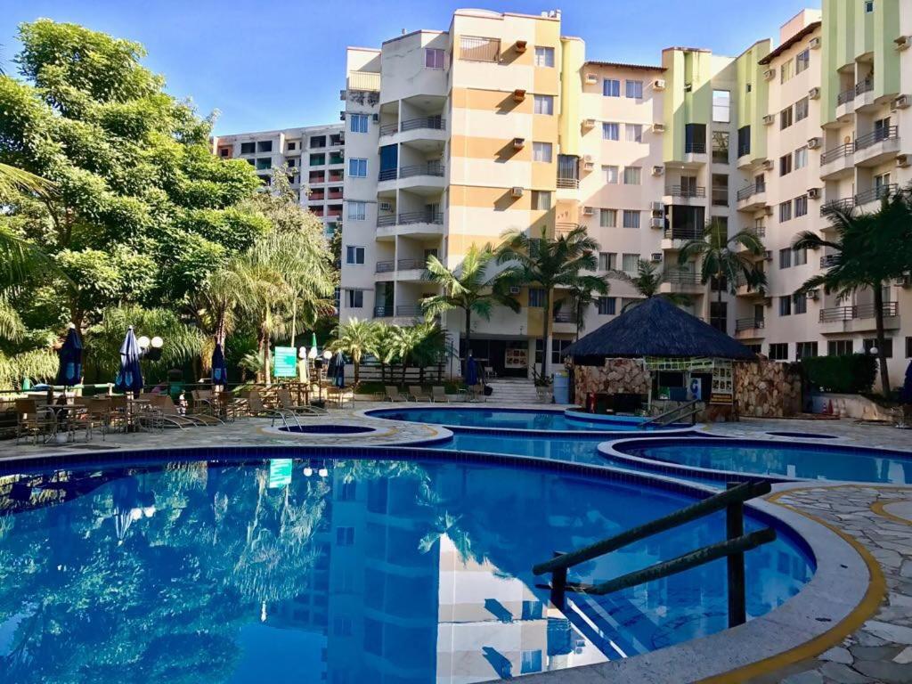 una piscina in un resort con edifici sullo sfondo di Paradise Temporada Cobertura Exclusiva de 2 Suites no Thermas Paradise - Rio Quente a Rio Quente