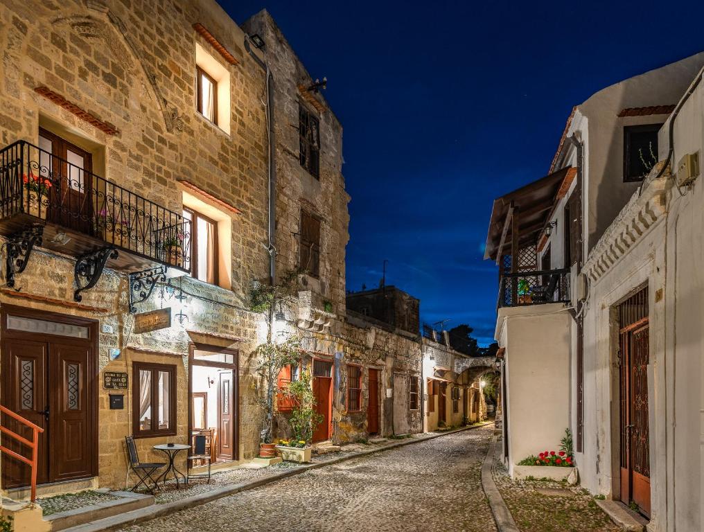 Une allée dans une vieille ville la nuit dans l'établissement Casa De La Sera, à Rhodes
