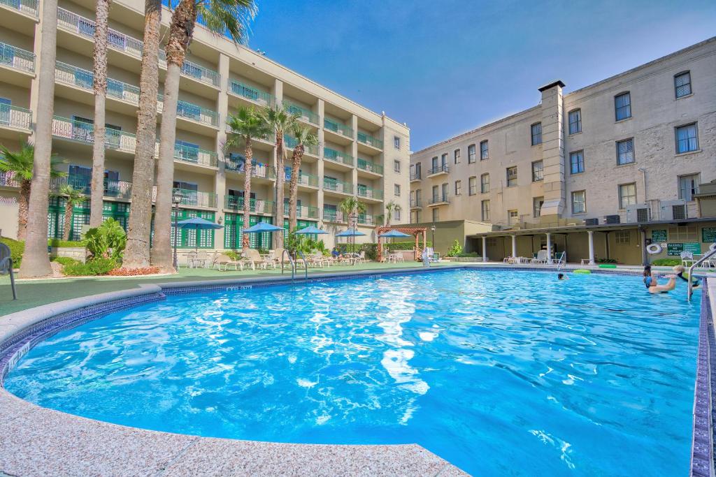 una gran piscina frente a un edificio en Menger Hotel en San Antonio