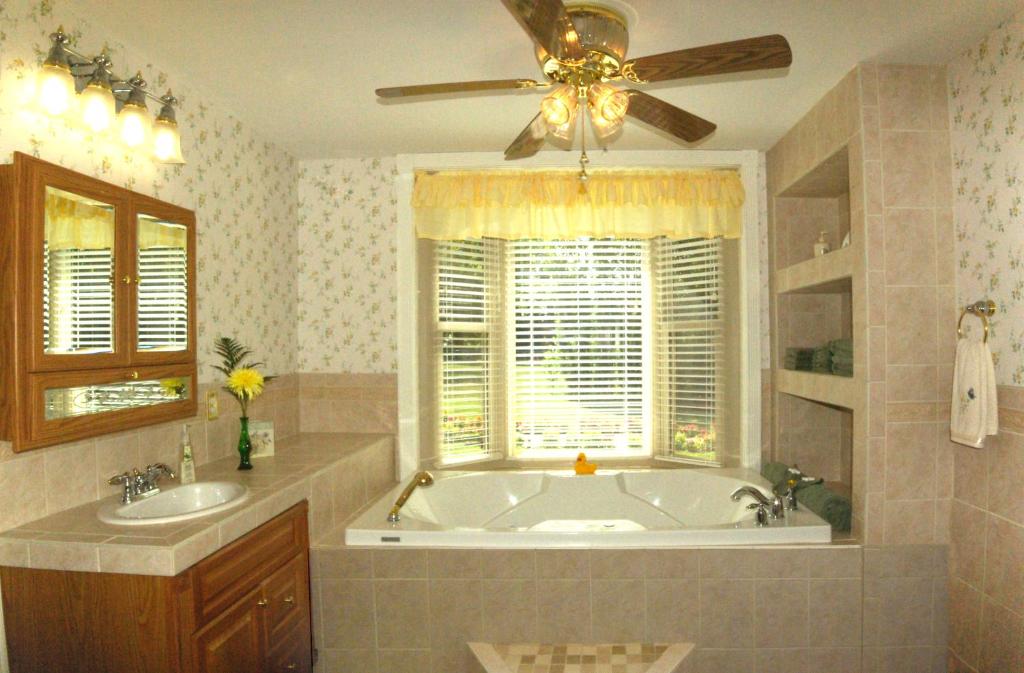 Plain & Fancy Bed & Breakfast - Sala De Reina De Lujo