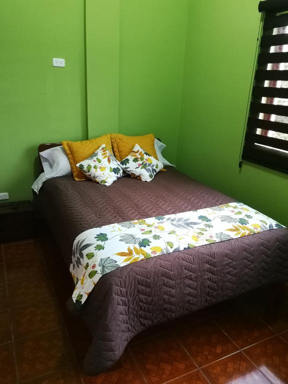 Postel nebo postele na pokoji v ubytování Chapelet Hostal