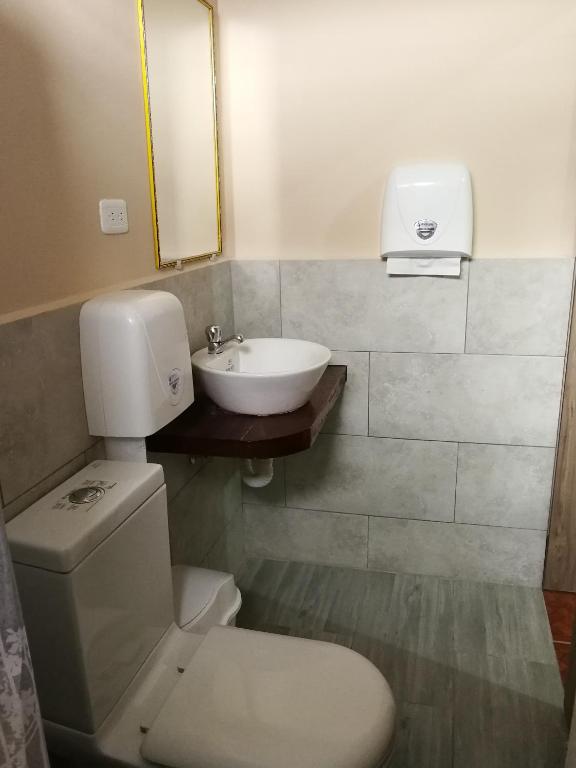 Koupelna v ubytování Chapelet Hostal