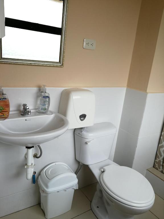 Koupelna v ubytování Chapelet Hostal