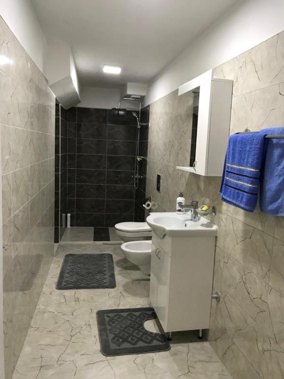 A bathroom at Apartments Kollari