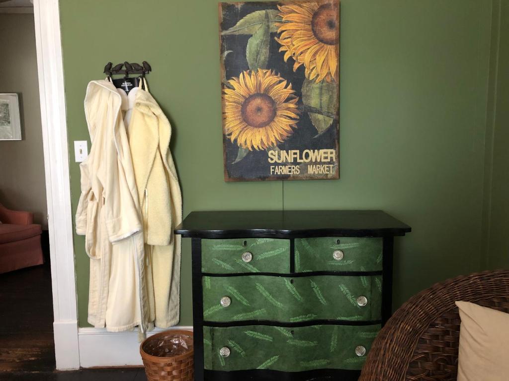 Magnolia House & Gardens B&B - King Room With Shared Bathroom