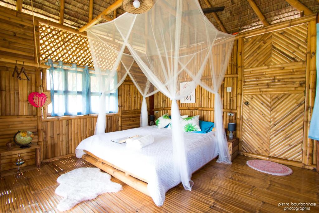 Uma cama ou camas num quarto em Tongo Hill Cottages