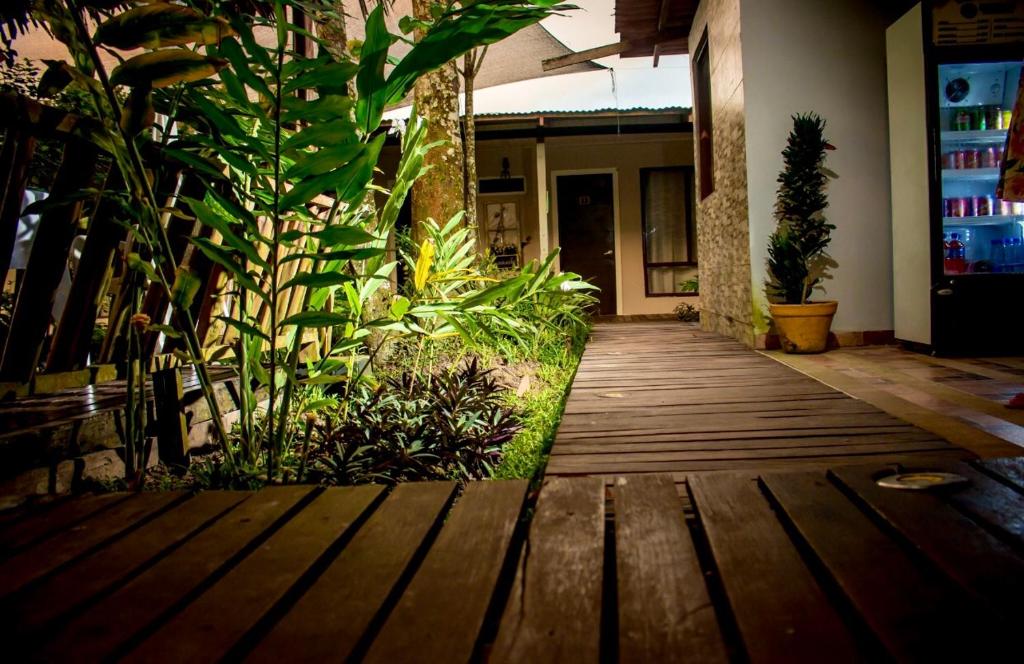 Um jardim no exterior de Hotel Madreselva