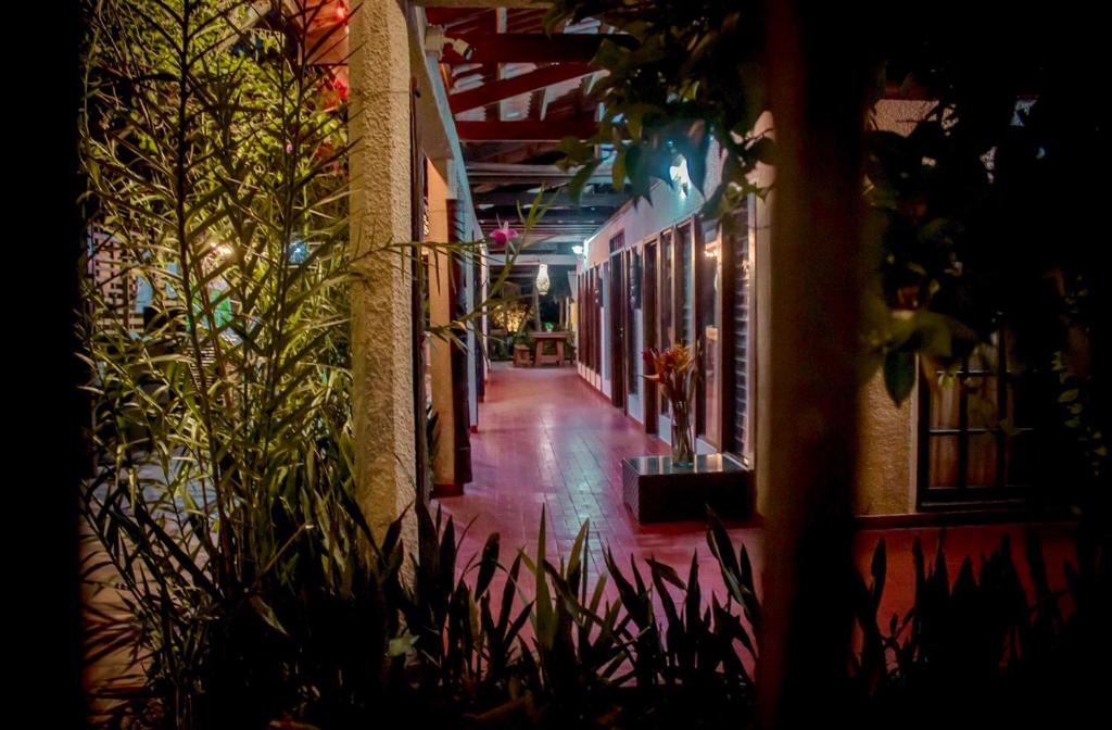 Um jardim no exterior de Hotel Madreselva
