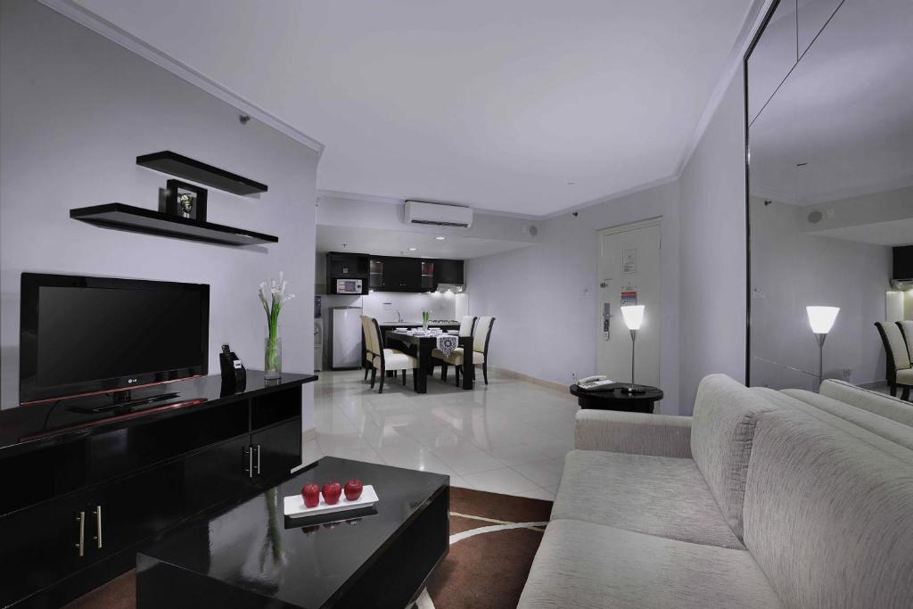 TV a/nebo společenská místnost v ubytování Horison Ultima Suite & Residences Rasuna Jakarta