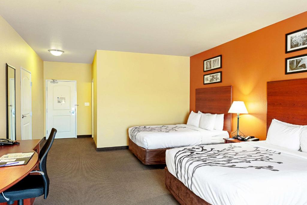 Postel nebo postele na pokoji v ubytování Sleep Inn & Suites Tyler South